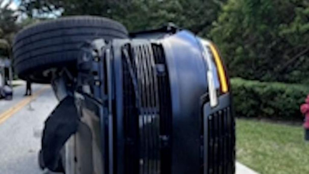 Mobil Tiger Woods Terbalik Gara-gara Mabuk dan Tabrak Truk