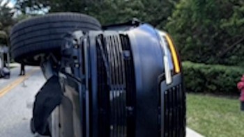 Mobil Tiger Woods Terbalik Gara-gara Mabuk dan Tabrak Truk