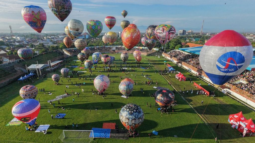 FOTO: Langit Pekalongan Rasa Cappadocia, Dihiasi Puluhan Balon Udara