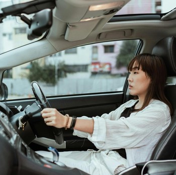 5 Ciri Kepribadian Orang yang Mengalah saat Kendaraan Lain Serobot Antrean