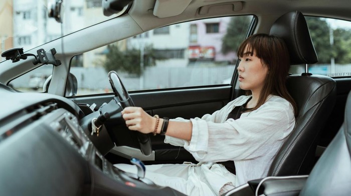 5 Ciri Kepribadian Orang yang Mengalah saat Kendaraan Lain Serobot Antrean