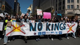 Unek-unek Warga di Demo No Kings Protes Trump: Demokrasi Terancam!