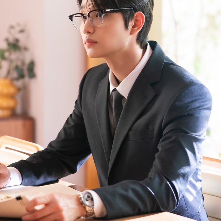 <p>Dilihat dari sifat dan perawakannya, karakter Shin Sun Rok&nbsp;drama Korea Yumi's Cells 3 yang diperankan oleh Kim Jae Won terasa sangat cocok dengan kepribadiannya. Bahkan dalam potret ini, ia terlihat begitu tampan, berwibawa, dan sungguh memesona. (Foto: X @tvingdotcom)</p>