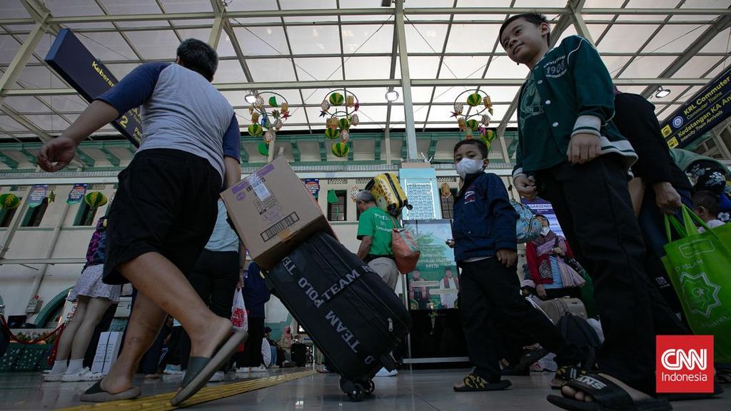 FOTO: Gelombang Arus Balik di Stasiun Pasar Senen
