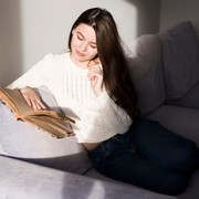 5 Manfaat Membaca Buku Fiksi yang Sering Dianggap Remeh