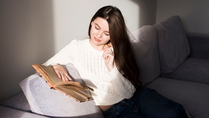 5 Manfaat Membaca Buku Fiksi yang Sering Dianggap Remeh