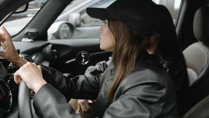 Orang yang mau mengalah saat kendaraannya diserobot memilih untuk tidak merespon dan sabar.