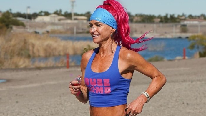 Inspiratif, Kisah Perempuan Cetak Rekor Dunia Ultramarathon 100 Mil di Usia 44 Tahun