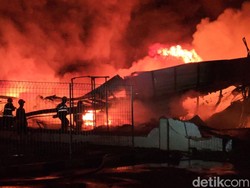 4 Jam, Api di Pabrik Plastik Wanaherang Bogor Masih Membara