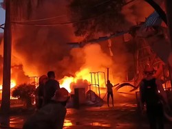 5 Jam Berlalu, Kebakaran Pabrik Terpal di Bogor Belum Padam