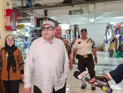 Babeh Haikal Sidak Pasar Kramat Jati, Minta Pedagang Punya Sertifikasi Halal