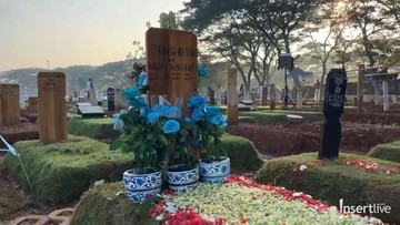 Berita Viral Selebriti dari InsertLive : Mawar Biru Hiasi Makam Vidi Aldiano di Hari Ultah, Ini Maknanya