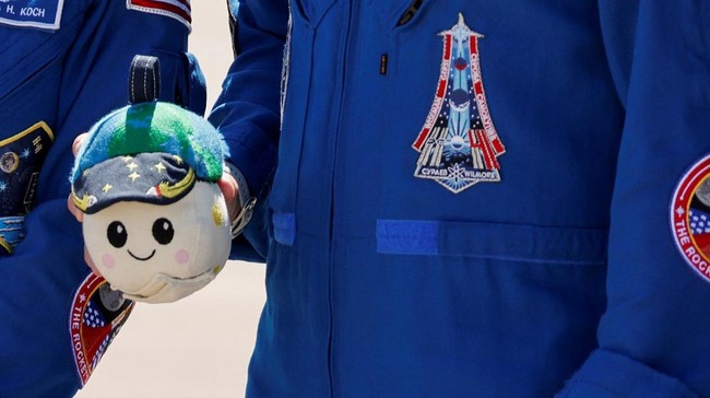 Maskot boneka bulan bernama Rise akan terbang bersama awak misi Artemis II mengelilingi bulan. Rise menjadi indikator gravitasi nol dalam misi tersebut.