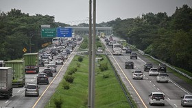 Sejumlah kendaraan melintas saat rekayasa lalu lintas satu arah (one way) di ruas Tol Cikopo-Palimanan, Kab. Majalengka, Jabar, Jumat (27/3).