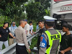Bus Mogok di Tol, PJR Jatim 2 Evakuasi Penumpang Lanjutkan Perjalanan