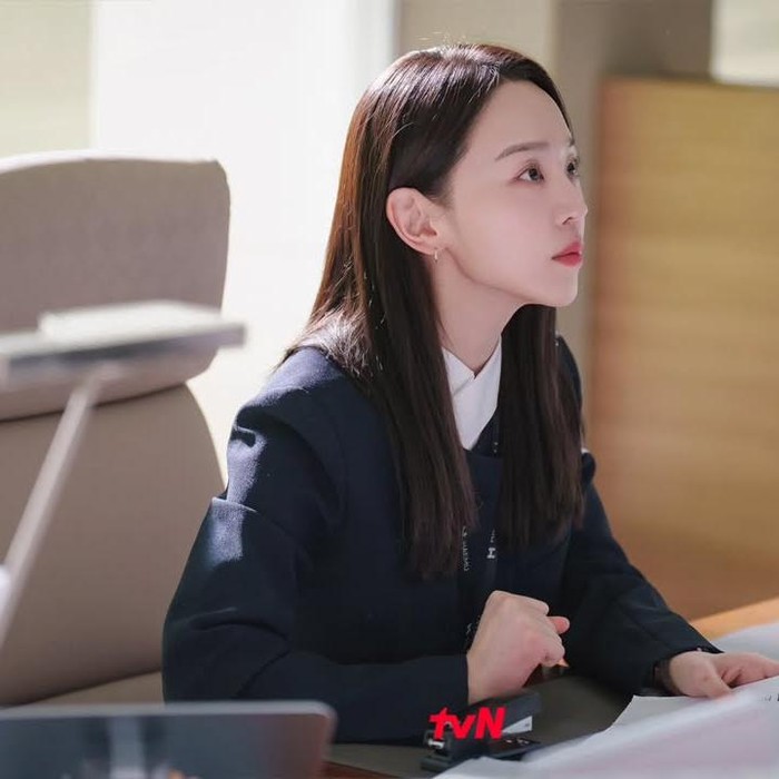 Potret Shin Hae Sun memerankan karakter Joo In Ah dalam drama 'Filing for Love'.