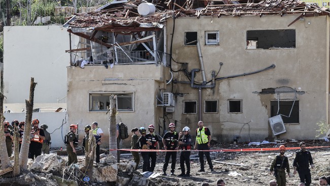 Serangan rudal langsung dari Iran menyerang sebuah desa di Israel pada Sabtu (28/3) dan melukai 11 orang.