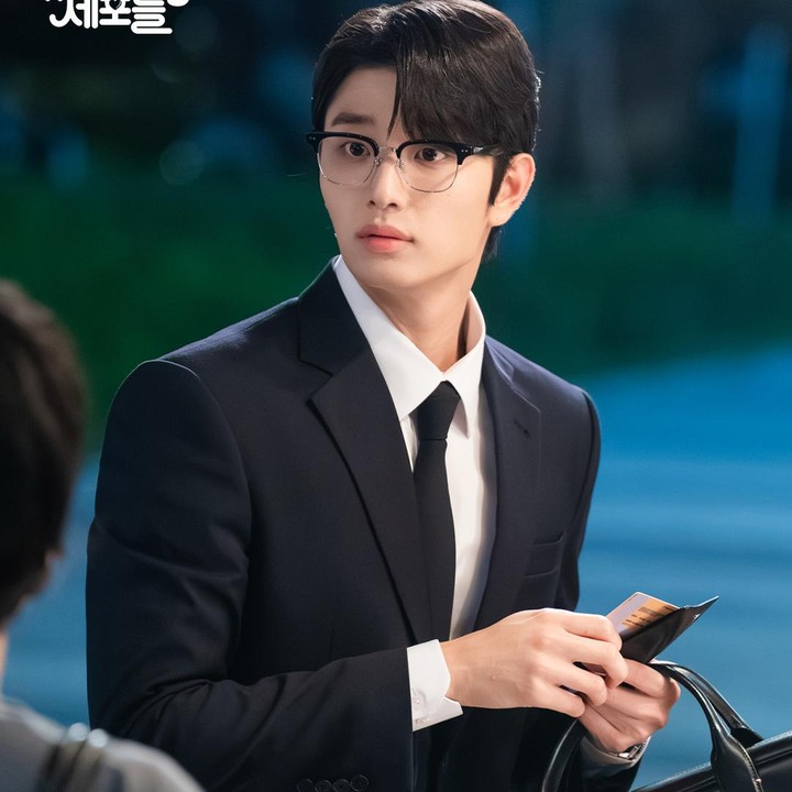 <p>Sejak tahun 2021 sampai 2024, aktor 25 tahun ini sukses membintangi berbagai drama Korea terpopuler, seperti <em>Fall for You</em>, dan <em>The Tale of Lady OK</em>. Kini, <em>Yumi's Cells 3</em> pun diprediksi akan menjadi drama populernya. (Foto: X @tvingdotcom)</p>