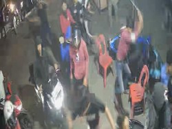 Viral Geng Motor Bawa Senjata Tajam Rusak Motor Warga di Deli Serdang