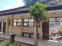 Tak Ada Angin dan Hujan, Atap Sekolah di Ampelgading Malang Ambruk
