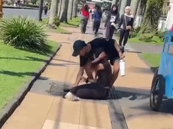 Kasihan, Perempuan di Kota Malang Ini Terperosok ke Lubang Drainase