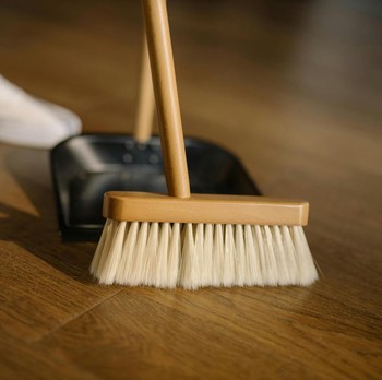 5 Cara Efektif Mengurangi Debu di Rumah agar Lebih Sehat