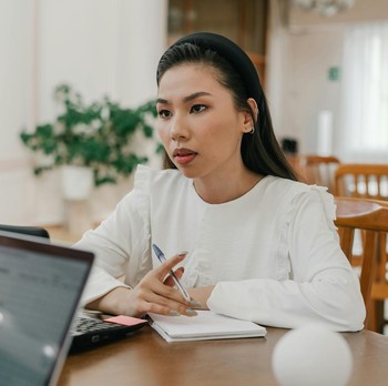 5 Cara Mengenali Orang Cerdas dari Perilakunya Sehari-hari Menurut Ilmu Psikologi