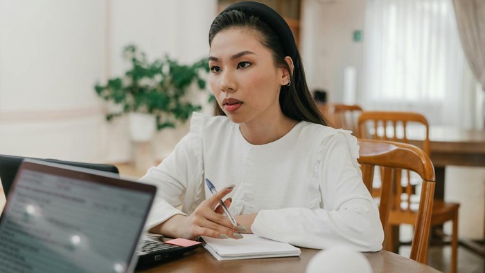 5 Cara Mengenali Orang Cerdas dari Perilakunya Sehari-hari Menurut Ilmu Psikologi