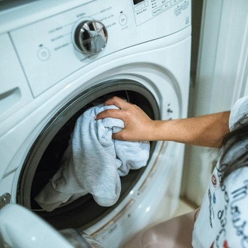 5 Pakaian yang Nggak Perlu Dicuci Setiap Habis Dipakai