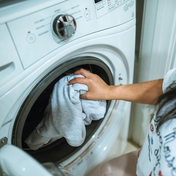 5 Pakaian yang Nggak Perlu Dicuci Setiap Habis Dipakai