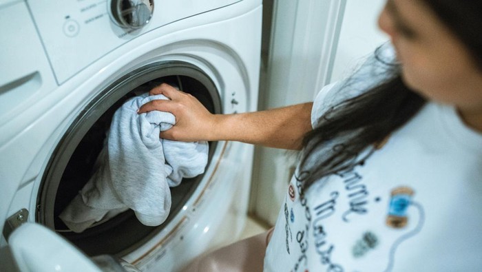 5 Pakaian yang Nggak Perlu Dicuci Setiap Habis Dipakai