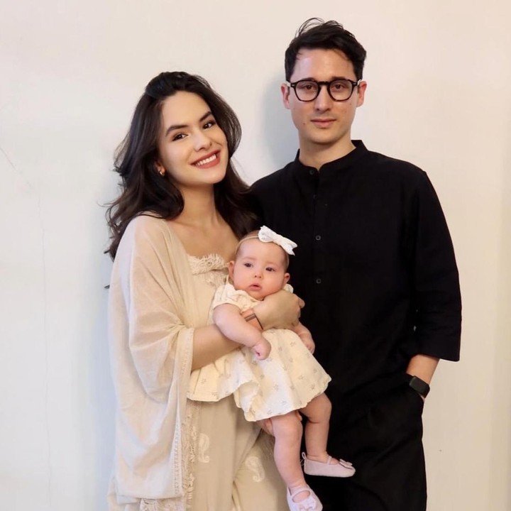 <p>Beberapa anak artis Indonesia berhasil mencuri perhatian publik karena memiliki wajah blasteran dari orang tua yang berdarah bule. Salah satunya adalah anak dari pasangan Steffi Zamora dan Nino Fernandez. Steffi melahirkan anak pertamanya berjenis kelamin perempuan yang bernama Kaia Lanna Fernandez. Wajah <em>Baby</em> Kaia terlihat blasteran dari kedua orang tuanya yang keturunan Jerman-Indonesia, Bunda.&nbsp;Kaia pun memiliki bola mata yang berwarna biru bak sedang memakai softlens. (Foto: Instagram @steffizamoraaa)</p>