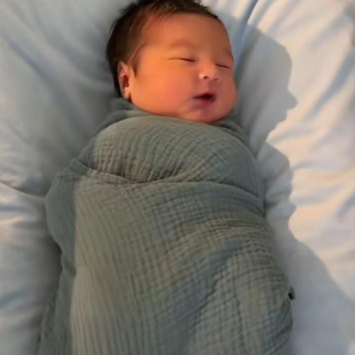 <p>Aurelie Moremans melahirkan anak pertamanya berjenis kelamin laki-laki pada 10 Maret 2026 dari pernikahannya dengan suami bule, Tyler Bigenho. Anak mereka diberi nama Thomas Eric Bigenho. Thomas memiliki wajah bule mewarisi keturunan Amerika dari sang Ayah. Kabar bahagia ini diungkapkan langsung oleh Aurelie melalui unggahan di Instagram pribadinya. "Thomas Eric Bigenho. 10 Maret 2026. 3,6 KG 54 CM," tulis Aurelie, dikutip dari akun Instagram <em>@aurelie.</em> (Foto: Instagram @aurelie)</p>