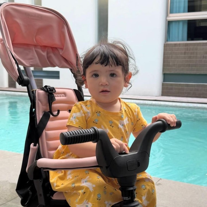 <p>Hagia adalah putri dari pasangan artis Jessica Iskandar dan Vincent Verhaag. Si Kecil yang akrab disapa Noni Jia ini lahir pada 2 Desember 2024 dan kini sudah menginjak usia satu tahun, Bunda. Meski usianya masih kecil, wajah bulenya mulai terlihat jelas, mengingat sang Ayah yang merupakan keturunan dari Belanda. (Foto: Instagram @inijedar)</p>