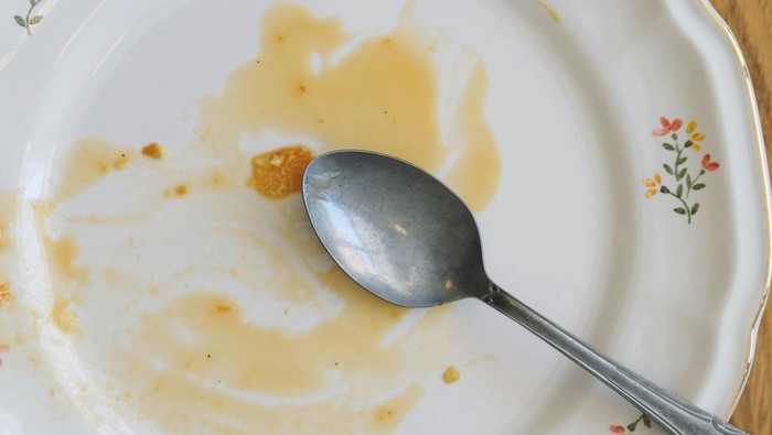 5 Tips Mencuci Piring Berminyak agar Bersih Wangi