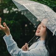 5 Zodiak yang Suka Hujan, Ada Zodiakmu?