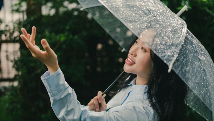 5 Zodiak yang Suka Hujan, Ada Zodiakmu?