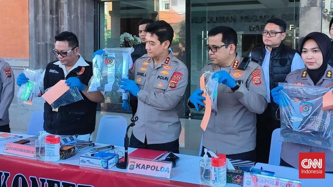 Kepolisian Bali menetapkan tujuh WNA sebagai tersangka penculikan dan mutilasi Igor Komarov. Kasus ini melibatkan pelaku dari Rusia, Ukraina, dan Nigeria.