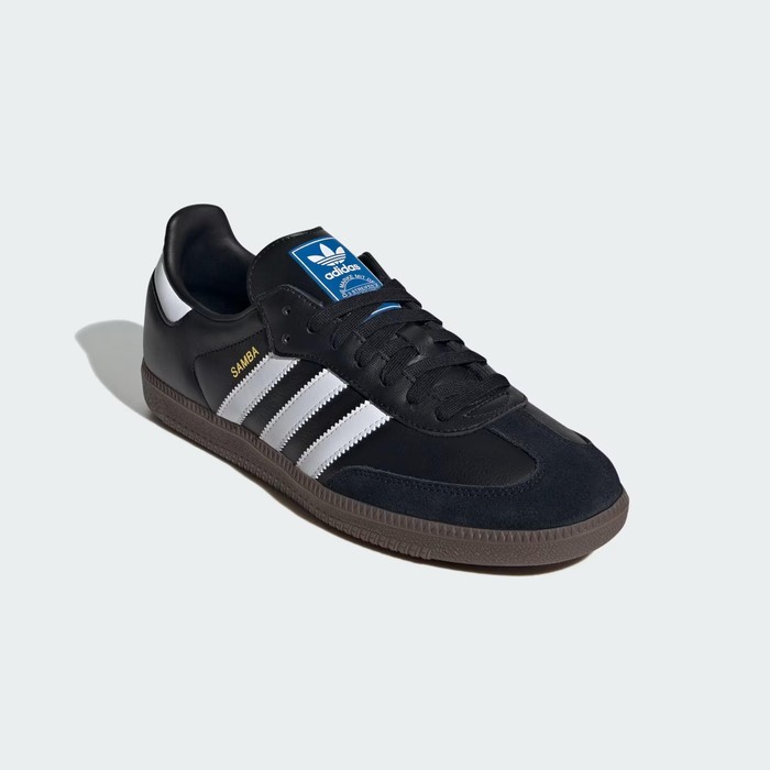 Adidas Samba jadi ikon sneakers low-profile. Model ini tetap jadi favorit di berbagai gaya.