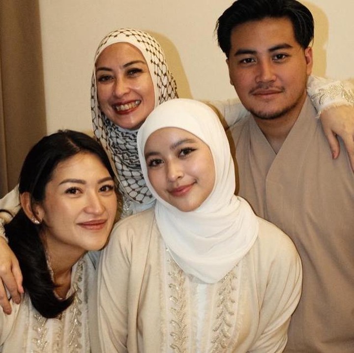 <p>Artis Annisa Trihapsari menghabiskan momen Lebaran tahun ini dengan berkumpul dengan keluarganya, Bunda. Istri Sultan Djorghi ini berkumpul bersama ketiga anaknya yang telah beranjak dewasa, yakni Danvy Rukmana, Muhammad Rafi Akbar, dan Aqueeni Aziz Djorghi. (Foto: Instagram @djorghisultan)</p>