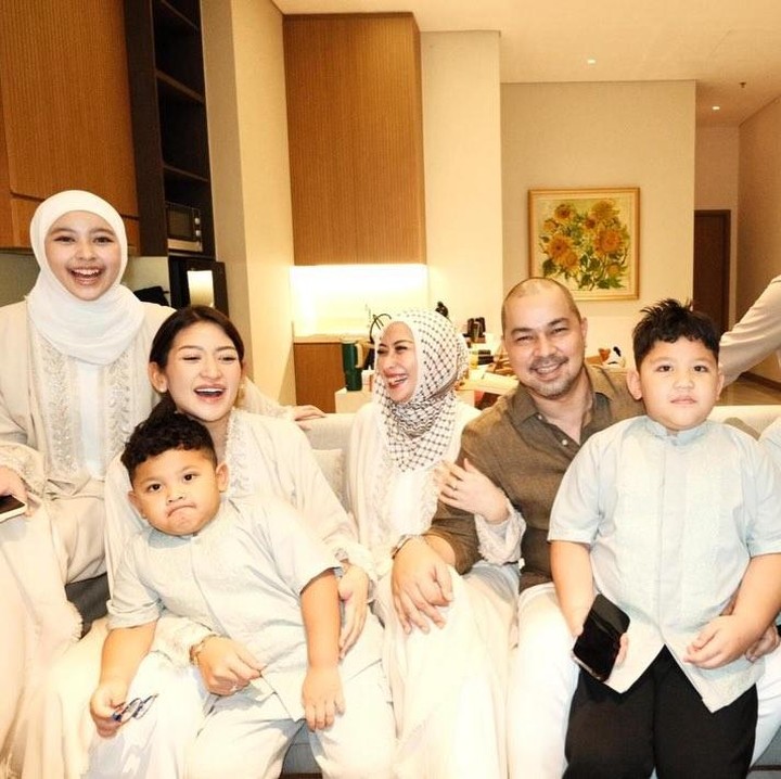 <p>Dalam beberapa kesempatan, Annisa memang sering membagikan potret kebersamaan dengan ketiga anaknya. Menjelang akhir tahun 2025 lalu, misalnya, Annisa mengajak serta ketiga anak serta menantunya Ajie Sulistyo Dwi Putra Maryulis untuk berangkat umrah ke Tanah Suci. Annisa juga kerap menunjukkan kedekatannya dengan ketiga cucu yang masih kecil. (Foto: Instagram @djorghisultan)</p>