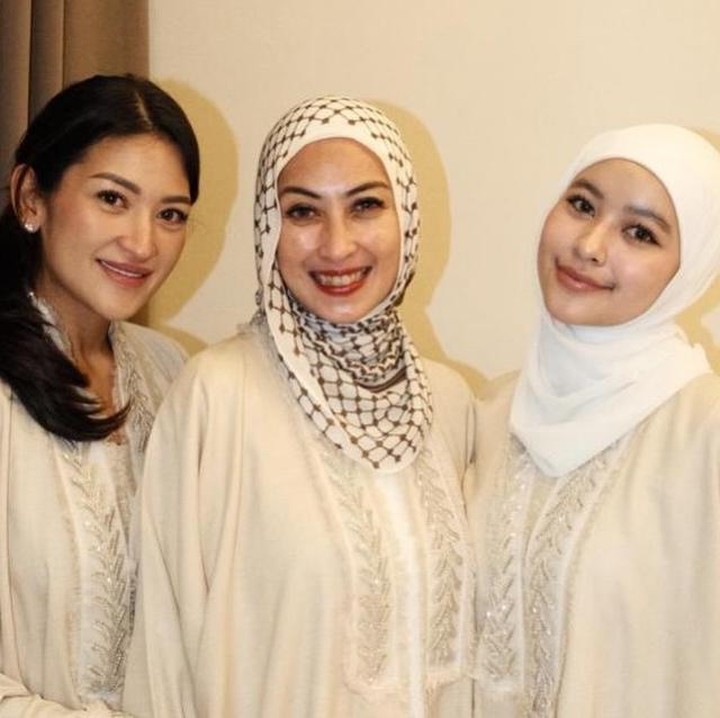 <p>Di perayaan hari Lebaran ini, Annisa dan ketiga anaknya kompak mengenakan pakaian muslim bernuansa warna cokelat dan sentuhan ivory. Tak hanya itu, Annisa dan kedua putrinya bahkan mengenakan baju muslim dengan motif da desain yang sama untuk merayakan Idul Fitri. (Foto: Instagram @djorghisultan)</p>
