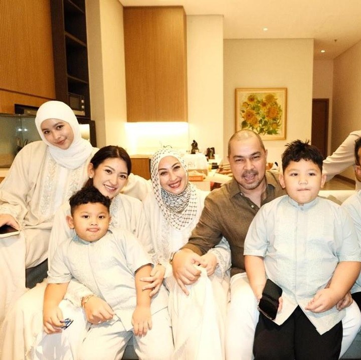 <p>Momen Lebaran Annisa bersama ketiga anaknya ini dibagikan oleh sang suami Sultan Djorghi di Instagram. Sultan Djorghi menunjukkan kekompakan keluarganya dan membagikan momen kedekatan Annisa dengan tiga cucunya, yang merupakan anak Danvy Rukmana dari pernikahan dengan Ajie Sulistyo Dwi Putra Maryulis. "<em>one for all, all for one. Forever Love</em>," tulis Sultan Djorghi. (Foto: Instagram @djorghisultan)</p>