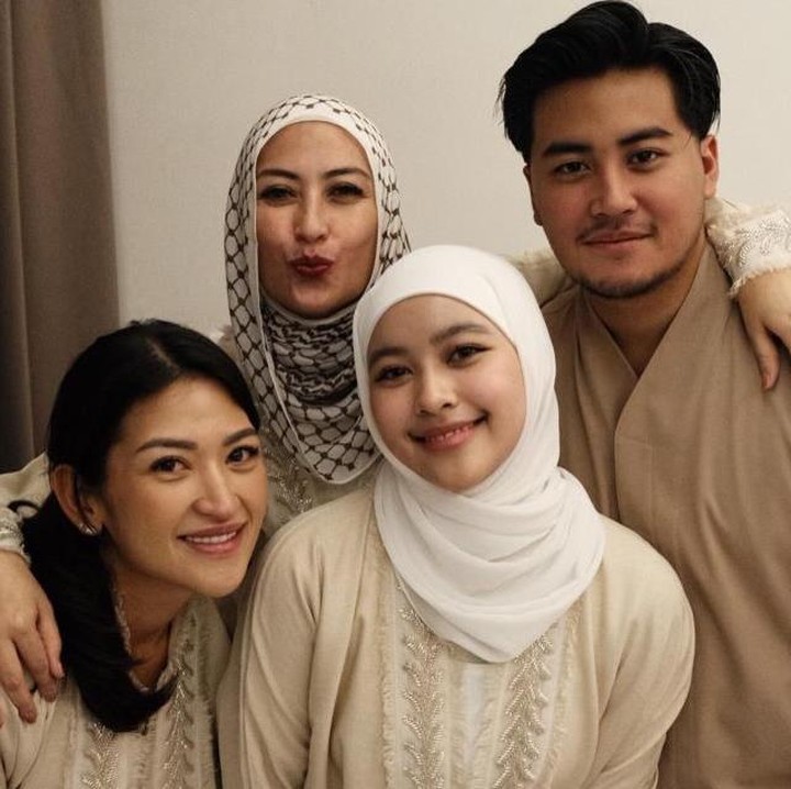<p>Di foto lainnya, Sultan Djorghi mengunggah potret kebersamaan sang istri dengan ketiga anaknya. Perlu diketahui, Annisa memiliki tiga anak dari tiga pernikahan yang berbeda. Danvy Rukmana adalah anak pertamanya dari pernikahan yang berakhir cerai dengan Ari Sigit. Sementara Muhammad Rafi Akbar merupakan putra Annisa dari pernikahan dengan Adjie Pangestu yang juga telah berakhir cerai. (Foto: Instagram @djorghisultan)</p>