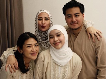 Potret Hangat Annisa Trihapsari Bersama 3 Anak dan Cucu Tercinta