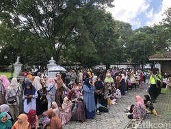 Warga Jogja Antusias Bakdan ke Gubernur DIY Sultan HB X