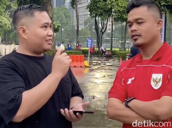 Bepe yang Ini Hujan-hujanan Motoran demi Nonton Timnas Indonesia di GBK