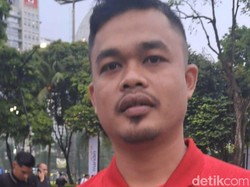 Momen Suporter Rebutan Foto Bareng Jay Idzes dan Bepe di GBK!