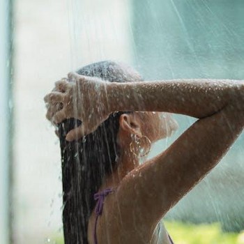 5 Ciri Kepribadian Orang yang Suka Mandi Lama