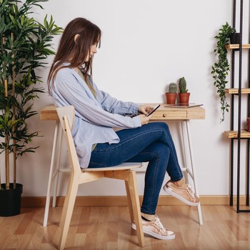 7 Ciri Kepribadian Orang yang Menggoyangkan Kaki saat Duduk Menurut Penelitian